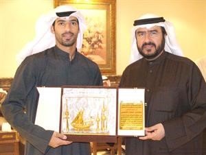 مساعد عبدالله يقدم درعا تذكارية لسعدون حماد
