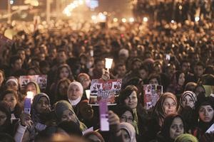 جانب من احتفالات المصريين بقدوم العام الجديد في ميدان التحرير امس الاول﻿