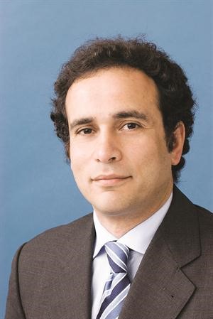 دعمرو حمزاوي