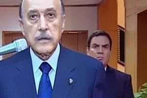 الصورة الشهيرة لعمر سليمان والواقف خلفه