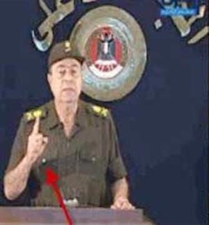 اللواء الفنجري محذرا باصبعه﻿