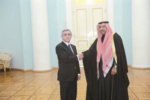 الرئيس ساركيسيان مع السفير القبندي في القصر الرئاسي﻿