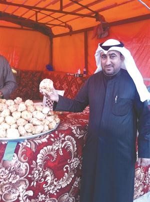 الزميل محمد الدشيش يحمل فقعة عودة
