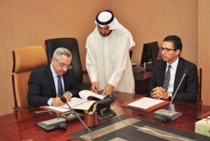 دعبدالرزاق النفيسي خلال توقيع الاتفاقية﻿