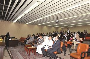 احدى طالبات كلية الطب تستعرض الموضوعات المطروحة للبحث﻿