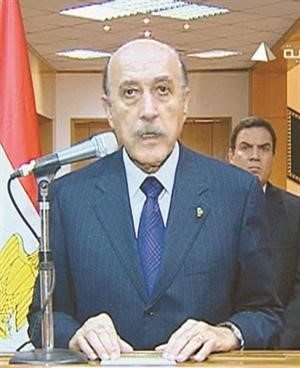 سليمان في خطاب التنحي وخلفه الرجل الذي اشتهر على الفيسبوك﻿
