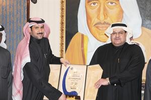 حمد السهو يقدم درعا تذكارية لمشعل العيار﻿