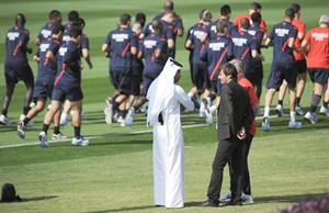ناصر الخليفي متابعا تدريبات سان جرمان افپ
