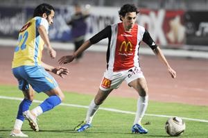 لاعب الاسماعيلي محاولا اللحاق بلاعب طلائع الجيش﻿