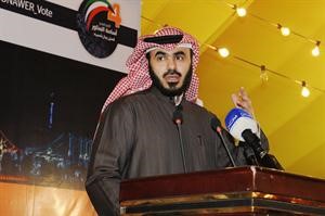 مرشح الدائرة الرابعة المحامي اسامة المناور متحدثا خلال الندوة﻿