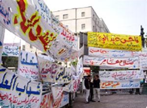 انفاق المال على لافتات المرشحين
