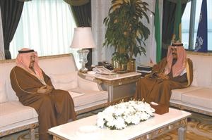 سمو ولي العهد خلال لقائه الشيخ دسالم الجابر﻿