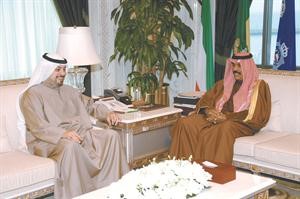 سمو ولي العهد الشيخ نواف الاحمد مستقبلا الشيخ طلال الفهد﻿