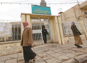 عراقيون سنة لحظة خروجهم من جامع مهدي الزاوي في الفلوجة يوم الجمعة الماضي	اپ﻿