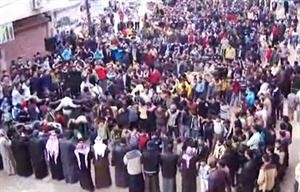 متظاهرون في بلدة طيبة الامام في محافظة حماة﻿