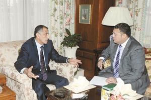 عامر متحدثا للزميل محمود فاروق﻿