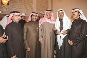 مبارك الخرينج متوسطا بعض الحضور في ديوانه﻿