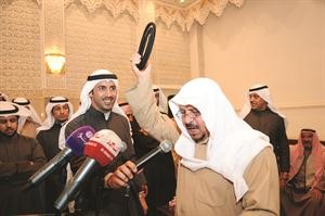 احد الحضور يرفع عقاله محييا الخرينج على مواقفه﻿