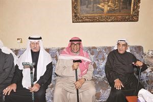 مساعد الجارالله الخرافي وكبار السن يتقدمون الحضور اثناء حفل الاستقبال﻿