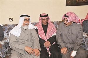 دعبدالمحسن الخرافي مع الحضور خلال الاستقبال﻿