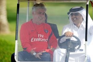 الشيخ تميم بن حمد يجول بالعربة مع مدرب باريس سان جرمان الايطالي كارلو انشيلوتي افپ