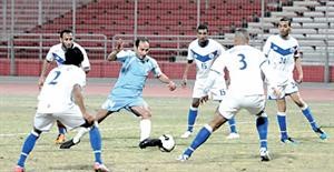 سلمان عيسى محاصرا بين لاعبين من البسيتين