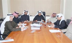 محمد المعتوق مجتمعا مع اعضاء اللجنة المنظمة لبطولة الكويت للطاولة