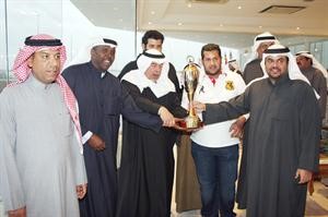 الشيخ علي الحمود يسلم كاس السلمان للفائز﻿