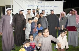 الشيخ علي الحمود وعبدالله فيروز يسلمان كاس الشيخ طلال الفهد﻿