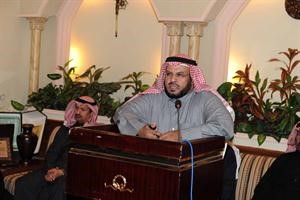 د محمد الهطلاني متحدثا في الندوة التي اقامها في ديوانه مساء امس الاول﻿