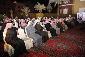 الحضور امام ديوان الهطلاني مساء امس الاول﻿