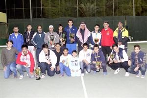 عبدالرضا الغريب مع الفائزين بالالقاب﻿
