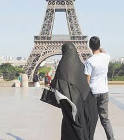 فرنسا تتعهد بوقف الأعمال المعادية للإسلام وبحماية الأديان على أراضيها