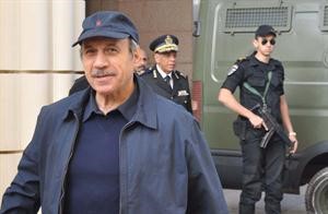 والعادلي مبتسما للكاميرا قبيل جلسة الامس اپ