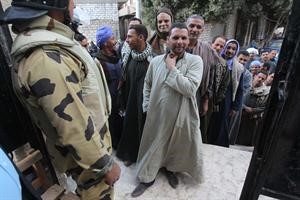 الناخبون في محافظة المنيا ينتظرون الادلاء باصواتهم امس	رويترز﻿