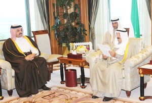 صاحب السمو الامير يتسلم الرسالة من دخالد بن محمد العطية