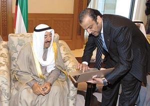 صاحب السمو الامير يستمع لشرح من دابراهيم الرشدان حول اختراعه الطبي الجديد
