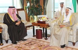 صاحب السمو الامير الشيخ صباح الاحمد مستقبلا دعبداللطيف الزياني