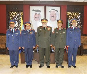 الفريق الركن احمد الخالد متوسطا الضباط عقب تقليدهم رتبهم الجديدة