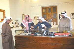 انور سيد الرفاعي يطلع اللواء مفيصل الجزاف على بعض المقتنيات التراثية﻿