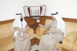 د احمد مطيع العازمي خلال حديثه مع الزميل محمد الدشيش