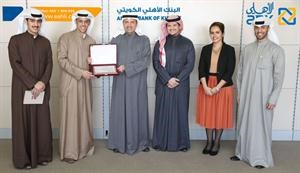 عبدالله السميط مكرما من اتحاد الطلبة بحضور سحر الذربان وعلي البغلي
