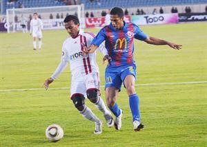 مدافع الزمالك محمد عبدالشافي يتعرض للمضايقة من لاعب بتروجيت﻿