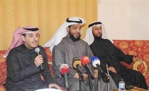 صالح الملا وعمار العجمي خلال ندوة بعنوان الاختيار السليم