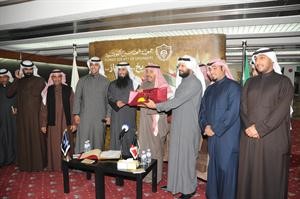 محسام الخرافي ومطلال القحطاني يكرمان عبدالعزيز البابطين بحضور عدد من اعضاء الجمعية فريال حماد
