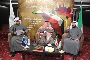 الشاعر عبدالعزيز البابطين وم حسام الخرافي خلال اللقاء في جمعية المهندسين

