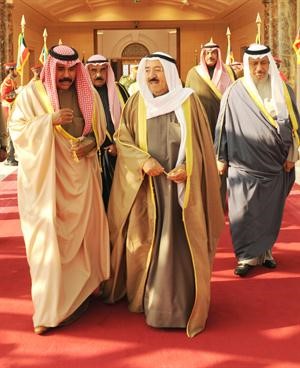 صاحب السمو الامير الشيخ صباح الاحمد لدى مغادرته البلاد وفي وداعه سمو ولي العهد الشيخ نواف الاحمد والشيخ فيصل السعود وسمو الشيخ جابر المبارك والشيخ صباح الخالد﻿