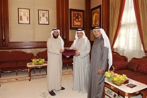 سمو رئيس الوزراء الشيخ جابر المبارك يتسلم الاهداء من عبدالله المخيال﻿
