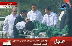 صورة ماخوذة من التلفزيون المصري لوصول مبارك الي قاعة المحاكمة امس ﻿