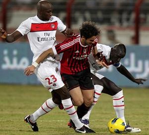 البرازيلي باتو لاعب ميلان محاصرا بين مدافعي سان جرمان افپ